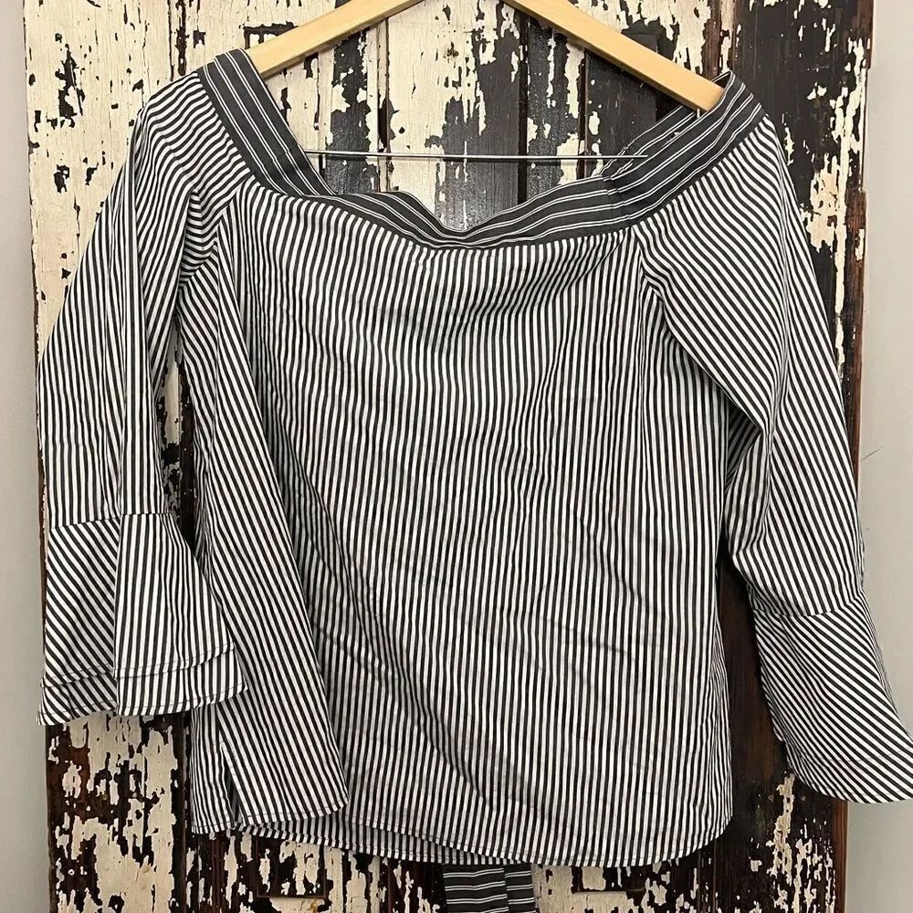 Women’s NWT Ann Taylor Loft off the shoulder tie Blouse. Size Small.